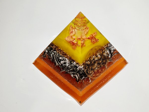 Orgonite pyramide jaune orange fleur de vie